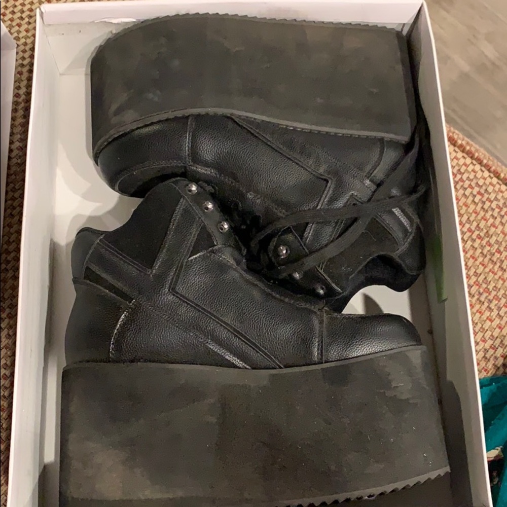 YRU QOSMO HI BLACK SIZE 8